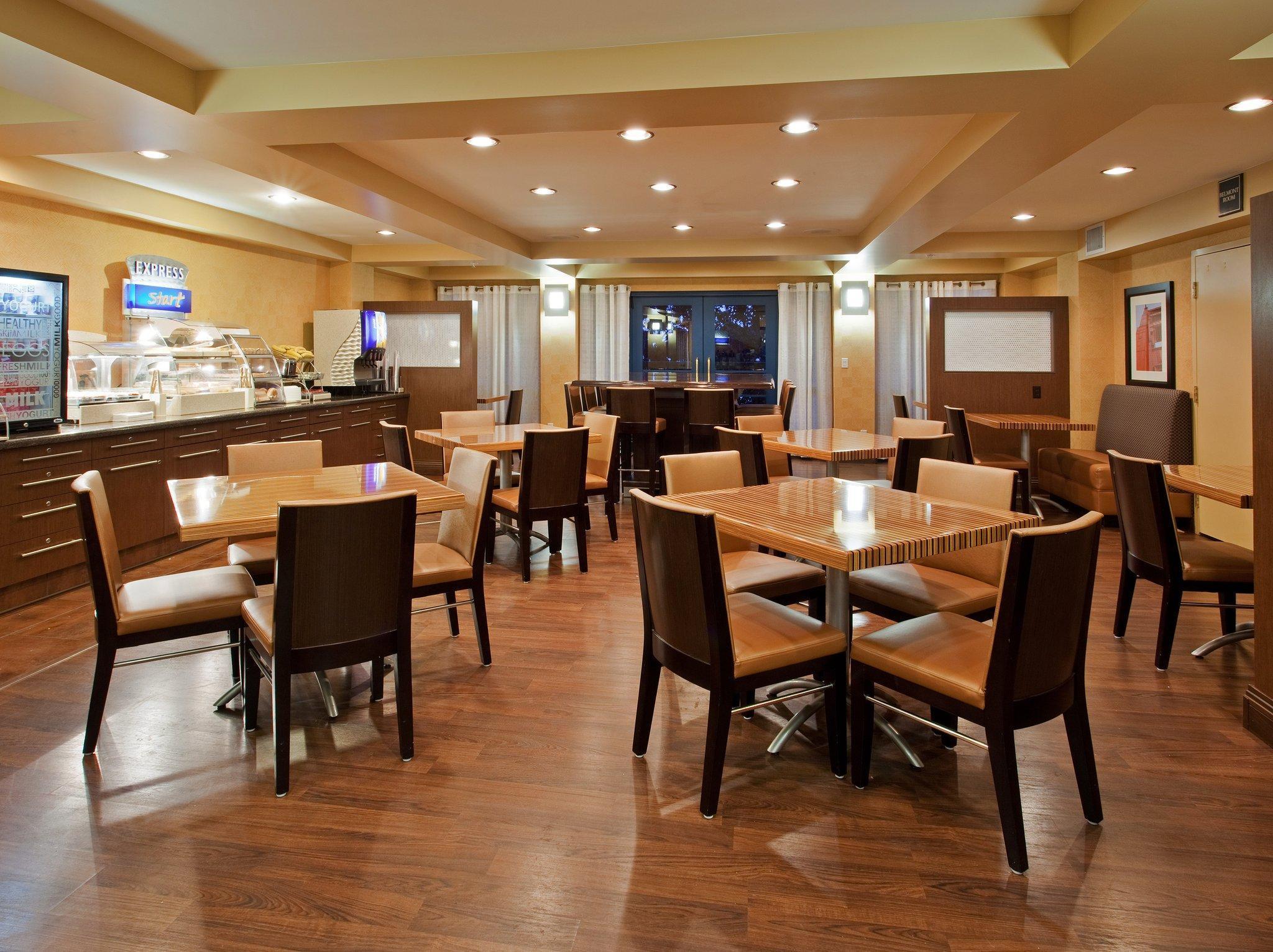 Holiday Inn Express Hotel & Suites Belmont By Ihg Экстерьер фото