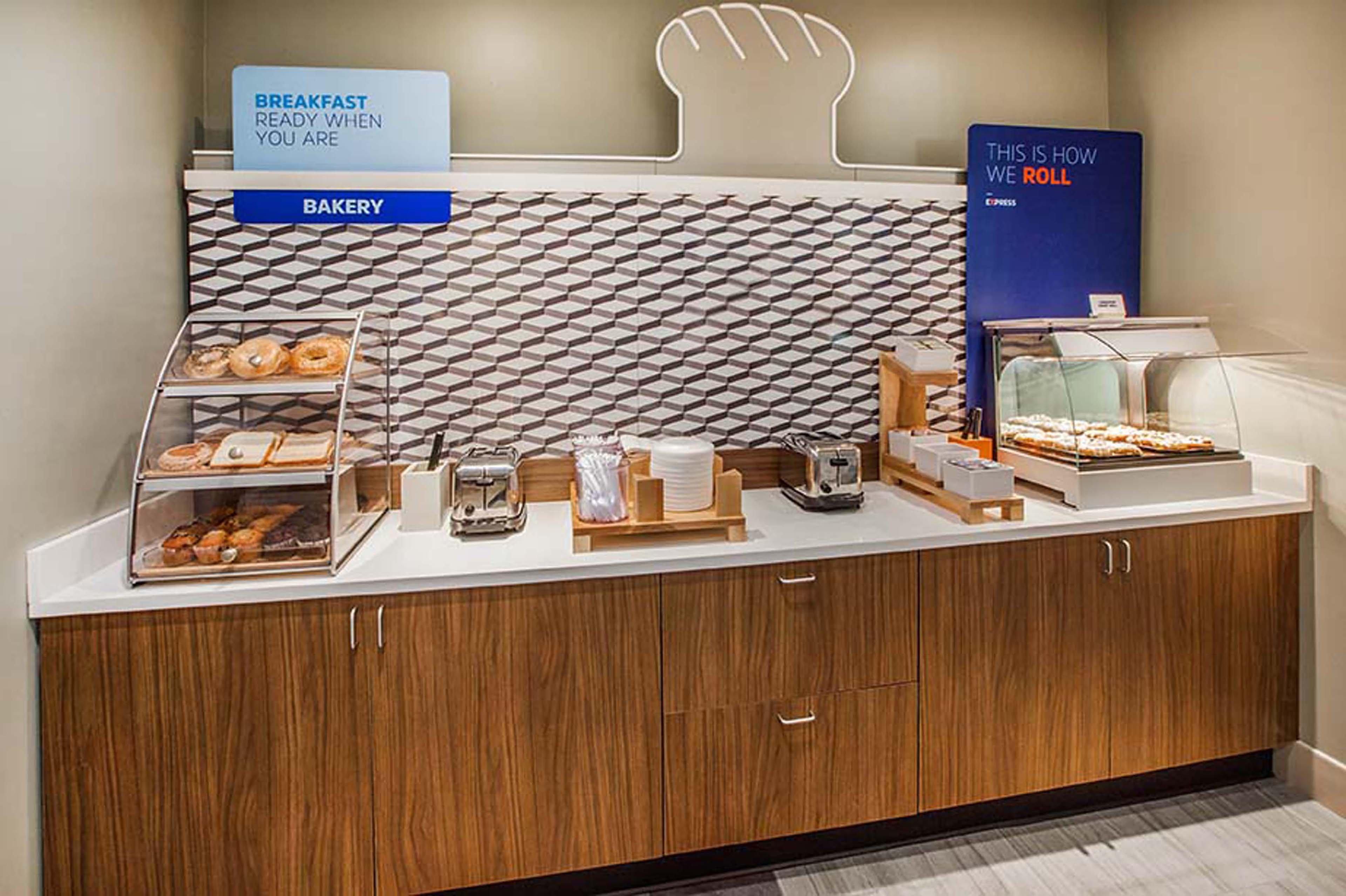 Holiday Inn Express Hotel & Suites Belmont By Ihg Экстерьер фото