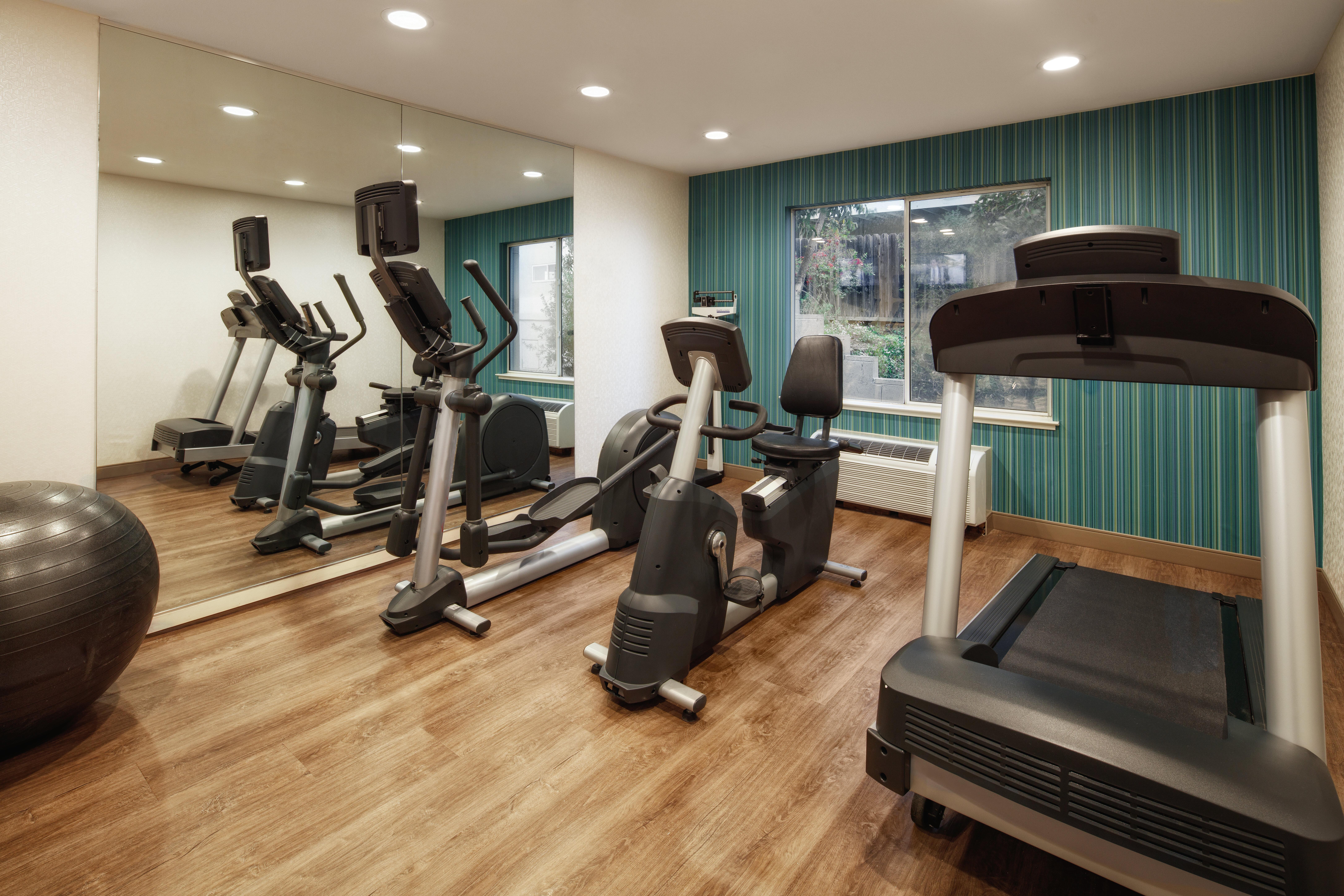 Holiday Inn Express Hotel & Suites Belmont By Ihg Экстерьер фото