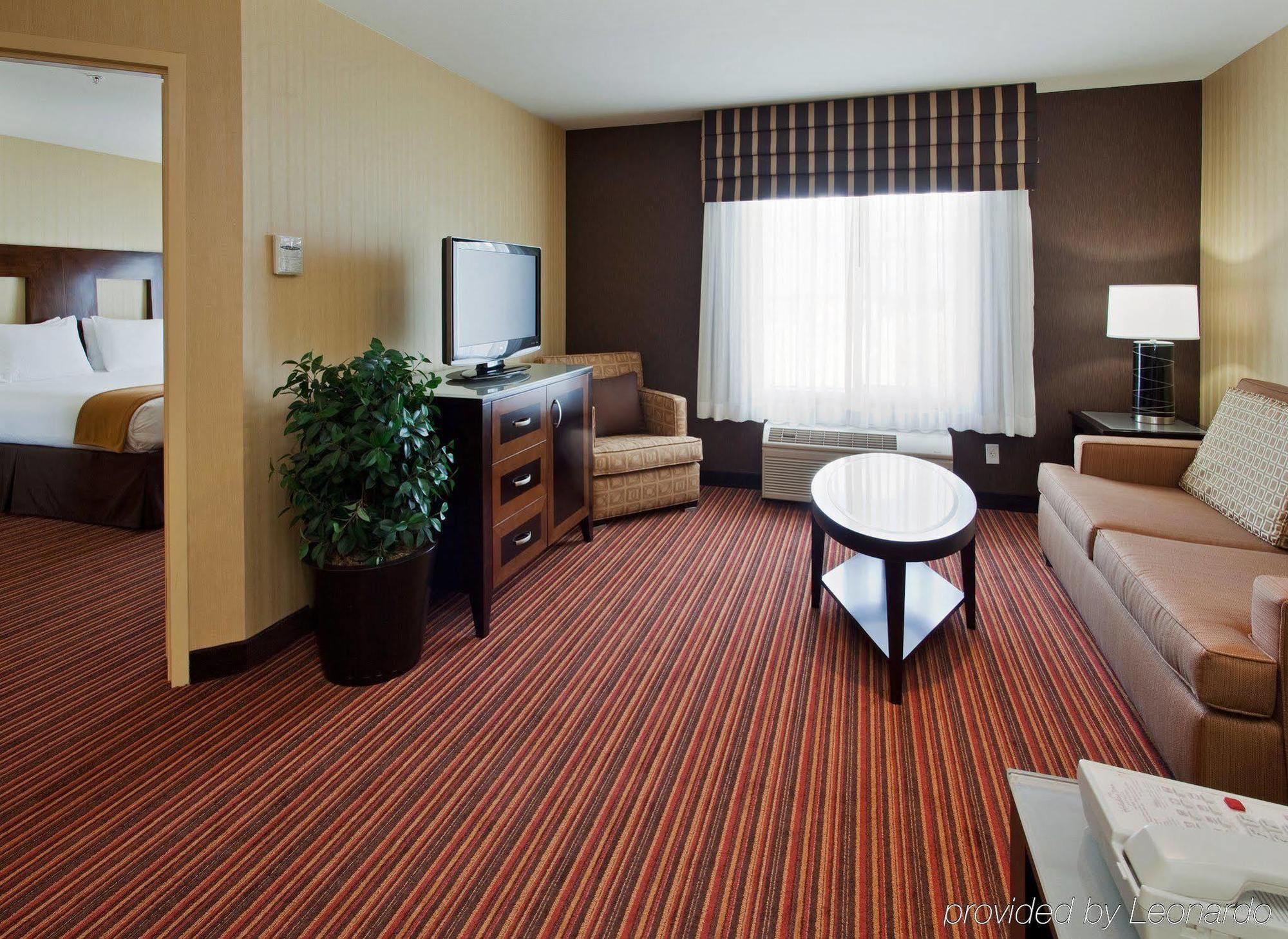 Holiday Inn Express Hotel & Suites Belmont By Ihg Номер фото